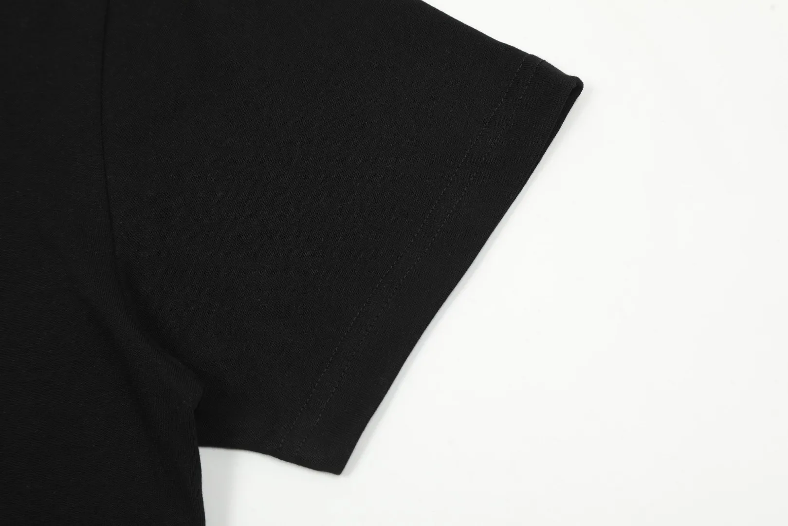 VIVI69#vivienne west wood Queen Mother Vivienne Saturn small label short sleeves Based on the classic style, white with gray Saturn, black with pink Saturn Size: XS-L Color: black white